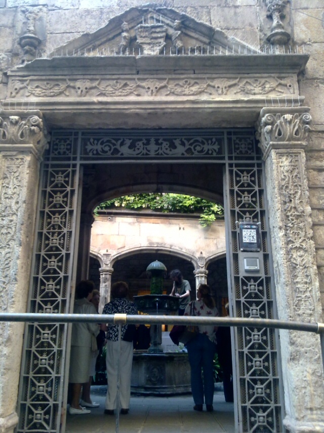 Código QR en la puerta de la Casa Ardiaca . Barcelona
